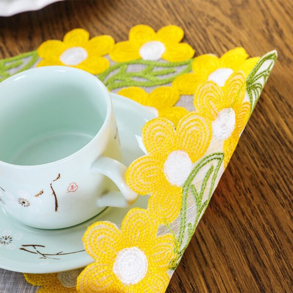 Daisy embroidered round placemat colorful (5) Daisy embroidered round placemat colorful